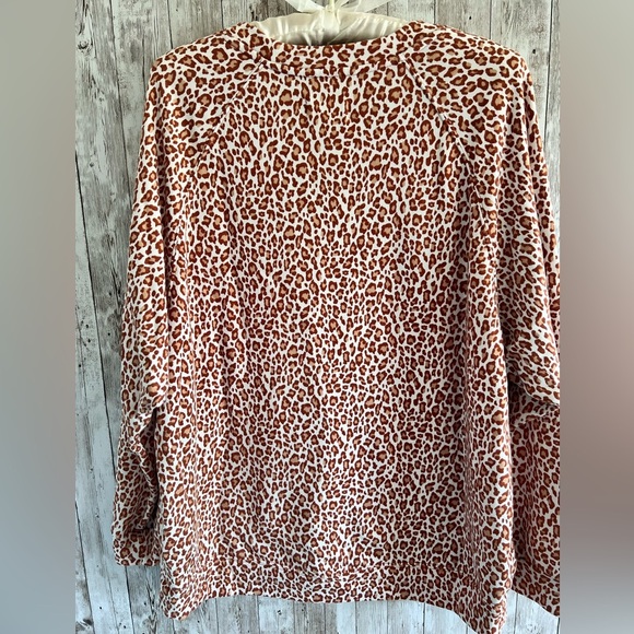 Lou & Grey Animal Print Sweatshirt Lounge Shirt - Picture 2 of 4